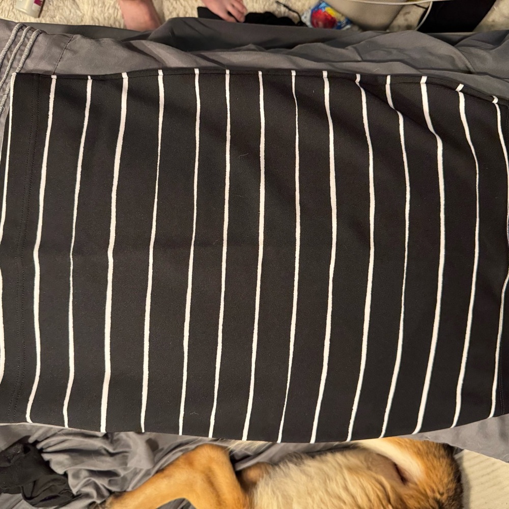 Banana Republic Black and White Skirt 
Size XS but fits more like a medium
$10